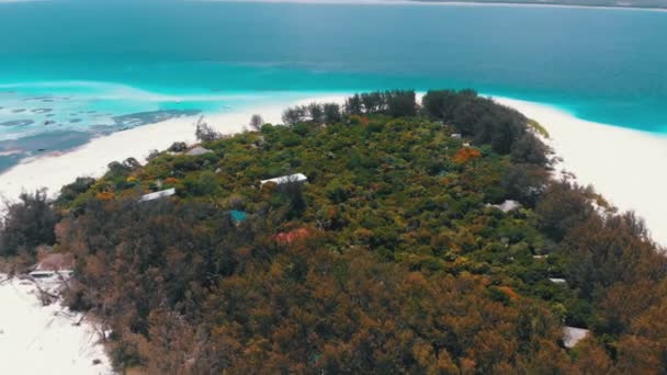 ターコイズブルーの海、ザンジバル、空中ビューのニーンバ島のパラダイスプライベートアイランド — ストック動画