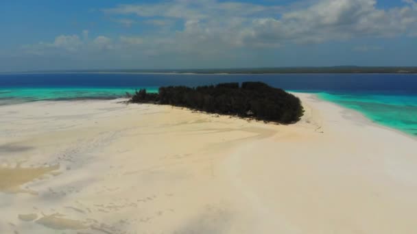 Paradise Private Island of Mnemba in Tyrkysový oceán, Zanzibar, Letecký pohled — Stock video