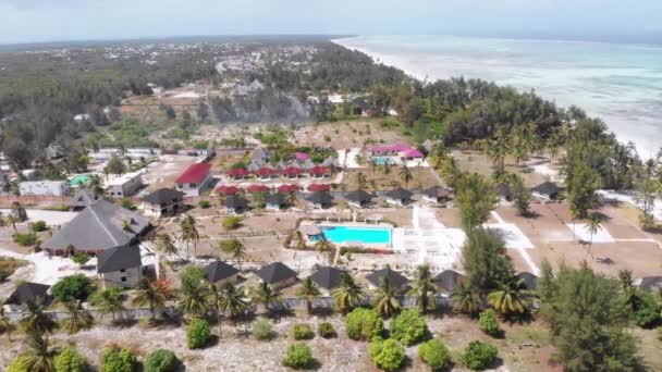 Afrikanska tropiska badorter, Exotiska hotell, Blå pooler, Zanzibar, Flygfoto — Stockvideo