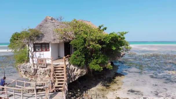 Das Rock Restaurant in Ocean, gebaut auf einer Klippe bei Ebbe auf Sansibar, Luftaufnahme — Stockvideo