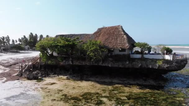The Rock Restaurant in Ocean Construit sur une falaise à marée basse sur Zanzibar, Vue Aérienne — Video