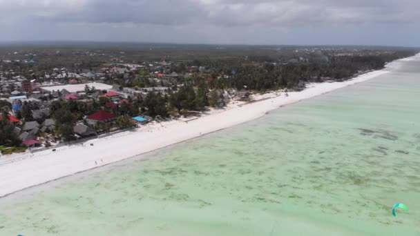 Ocean Coastline med Paradise Beach Hotell och palmer, Zanzibar, Flygfoto — Stockvideo