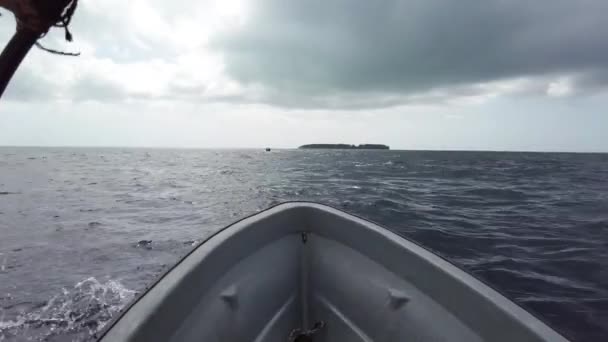 Kilátás íj egy turistahajó Vitorlázás az óceánon Mnemba sziget, Zanzibár — Stock videók