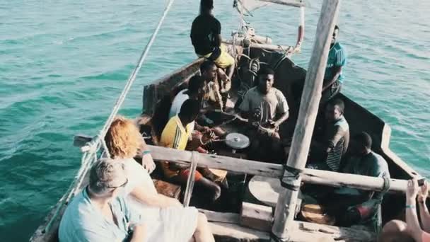 Miejscowi Afrykanie grający na perkusji i śpiewający piosenki na tradycyjnej łodzi Dhow, Zanzibar — Wideo stockowe