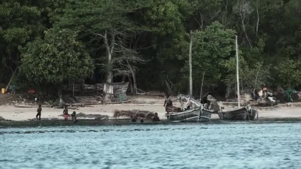 Desa Perikanan Afrika lokal, Penduduk setempat membongkar Dhow Fishing Boat di lepas pantai — Stok Video