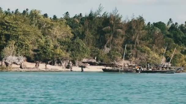 Lokaal Afrikaans vissersdorp, Locals lossen de Dhow Fishing Boat voor de kust — Stockvideo