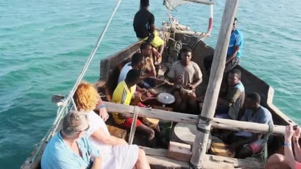 Africanos locales tocando tambores y cantando canciones en el tradicional barco Dhow, Zanzíbar — Vídeo de stock