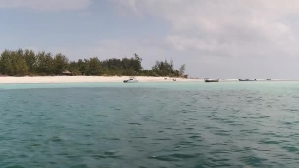 Ostrov Mnemba, pohled z lodi v oceánu, nedotčené písečné pláže, Zanzibar — Stock video