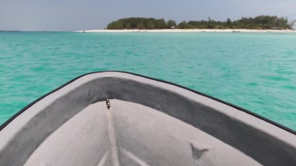 Um barco africano navega através do oceano azul-turquesa em direção à ilha de Mnemba, Zanzibar — Vídeo de Stock