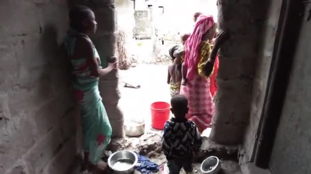 Vida de uma pobre família africana local, dentro de uma favela em uma aldeia, Zanzibar — Vídeo de Stock