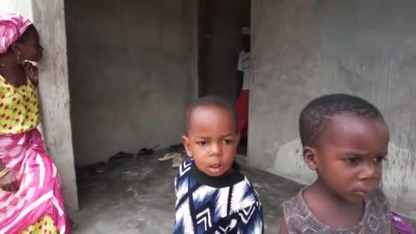 Lokal afrikansk hungrig familj i en fattig by nära Slum House, Zanzibar, Afrika — Stockvideo