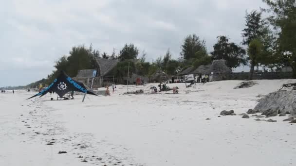 Paradise African White Sandy Beach by Turquoise Ocean, Palmeras, Hoteles de playa — Vídeos de Stock