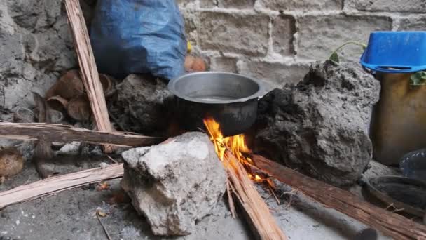 Cocina africana local dentro de la casa desde una favela al aire libre, Zanzíbar, África — Vídeos de Stock