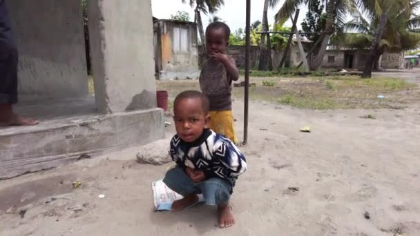 Slum, Zanzibar, Afrika yakınlarındaki fakir bir köyde yerel Afrikalı çocukların portresi — Stok video