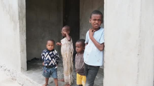 Slum, Zanzibar, Afrika yakınlarındaki fakir bir köyde yerel Afrikalı çocukların portresi — Stok video