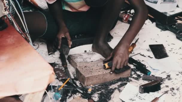 Lokala afrikanska gör handgjorda souvenirer på turistmarknaden, Zanzibar, Afrika — Stockvideo
