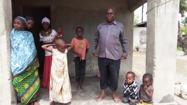 Large sad local African family near a slum home, Zanzibar, East Africa — Vídeo de stock