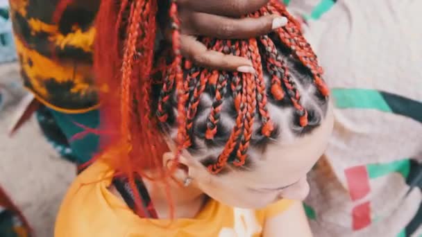 African Woman Weaving African Braids with Red Kanekalon Outdoor, Zanzibar Africa — Stock Video