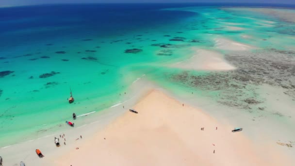 Sandbanker i mitten av oceanen vid Tropical Island Mnemba, Zanzibar Flygfoto — Stockvideo