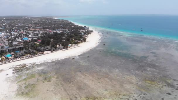 Long Ocean Low Tide med Bared Bottom i grunt vatten, Zanzibar, Flygfoto — Stockvideo
