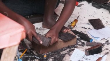Yerel Afrikalı Turist Pazarı, Zanzibar, Afrika 'da El Yapımı Hediyeler Yapıyor