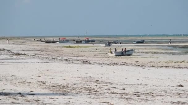 Bir sürü Afrika balıkçı teknesi Low Tide, Zanzibar 'da Kum Sahil açıklarında mahsur kaldı. — Stok video