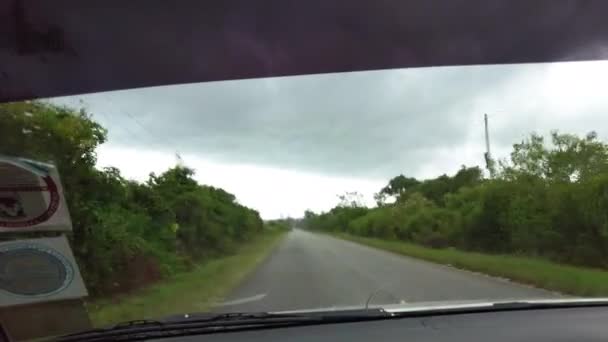 Проезд по африканским дорогам во время тропического дождя, вид изнутри автомобиля, Занзибар — стоковое видео