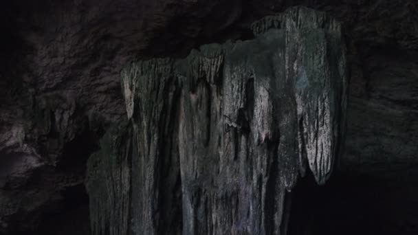 Grotta sotterranea con formazioni rocciose di stalattite appesa al soffitto delle grotte di Kuza — Video Stock