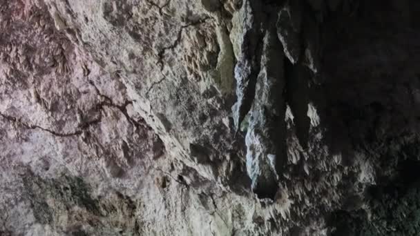 Grotte souterraine avec des formations rocheuses stalactites suspendues au plafond de la grotte de Kuza — Video