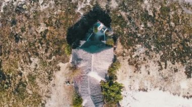 Okyanustaki Kaya Lokantası Zanzibar 'daki Low Tide' da Uçurum üzerine inşa edildi.