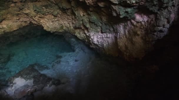 Пещера с пресной водой, подземная речная пещера под скалами, Занзибар, пещера Куза — стоковое видео
