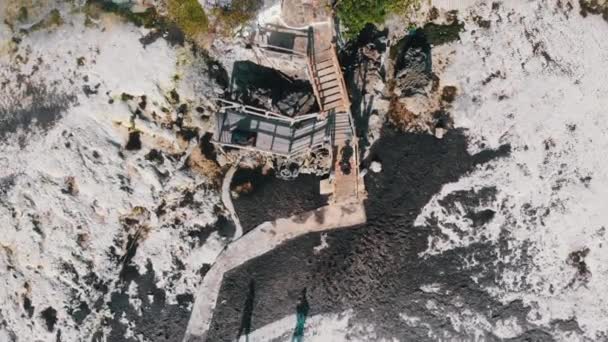 Okyanustaki Kaya Lokantası Zanzibar 'daki Low Tide' da Uçurum üzerine inşa edildi. — Stok video