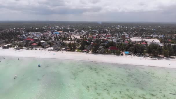 Ocean Coastline con Paradise Beach Hoteles y Palmeras, Zanzíbar, Vista aérea — Vídeos de Stock