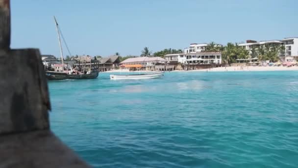 Tradiční Dhow Loď s turisty plave v oceánu u pobřeží, Zanzibar — Stock video