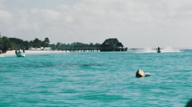 Cennet Sahili, Tekne ve Oteller ile Zanzibar 'ın Sahiline Manzara