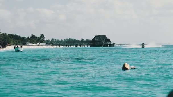 Vista dalla barca alla costa di Zanzibar con Paradise Beach, Barche e Alberghi — Video Stock