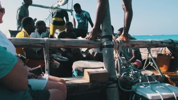 2013 년 12 월 1 일에 확인 함 . Local Africans Playing Drums and Sing Songs on traditional Dhow Boat, Zanzibar — 비디오