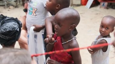 Yerel Afrikalı Aç Çocuk İnsanlar, Zanzibar, Afrika arasında Sokaklarda Gazete Yiyor