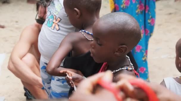 Yerel Afrikalı Aç Çocuk İnsanlar, Zanzibar, Afrika arasında Sokaklarda Gazete Yiyor — Stok video