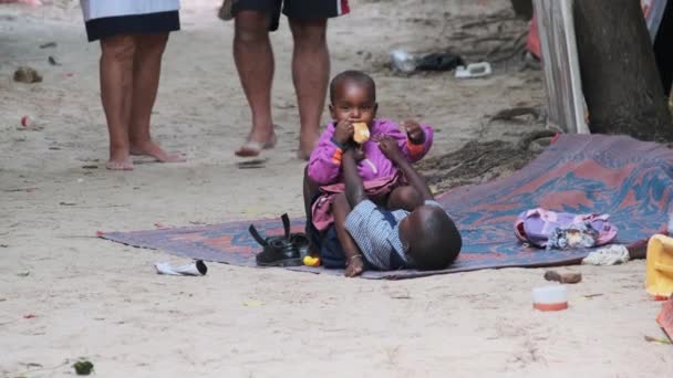 현지 아프리카의 슬픈 소년 과 소녀 지상에 앉아 재생 및 미소, 잔지바르 — 비디오