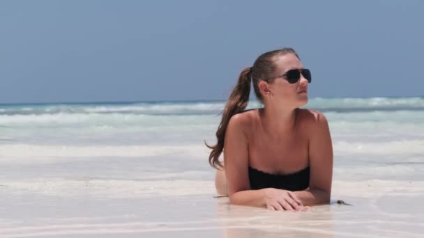 Fiatal nő fekete bikini Tans egy Paradise White Sandy Beach fekszik Ocean — Stock videók