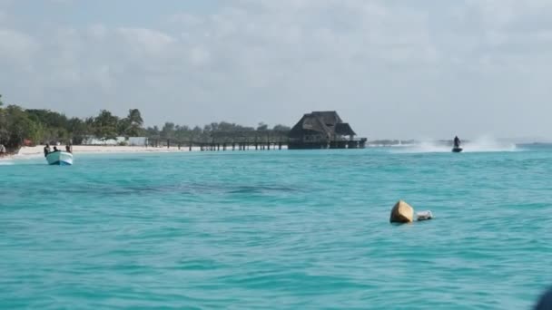 Blick vom Boot auf die Küste von Sansibar mit Paradiesstrand, Booten und Hotels — Stockvideo