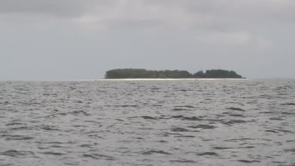 Isla de Mnemba, vista desde un barco en el océano, Zanzíbar — Vídeos de Stock