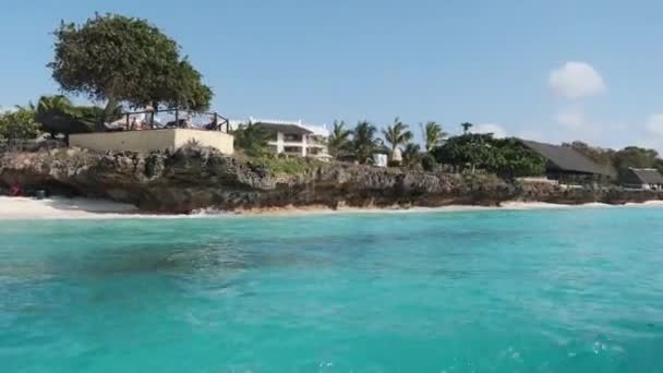 Pohled z lodi na pobřeží Zanzibaru s Paradise Beach, Palms, a Hotely — Stock video