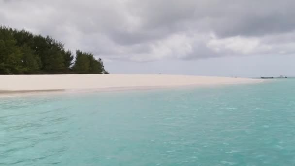 Mnemba Island, Uitzicht vanaf een boot in de oceaan, ongerepte zandstranden, Zanzibar — Stockvideo