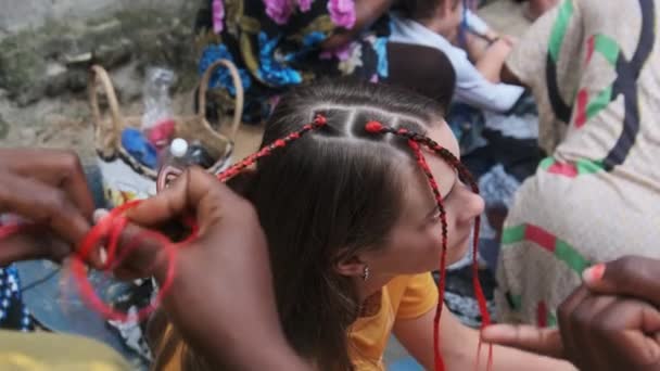 African Woman Weaving African Braids with Red Kanekalon Outdoor, Zanzibar Africa — Stock Video