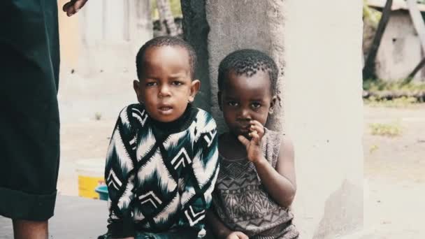 Retrato de niños africanos locales en una aldea pobre cerca de Slum, Zanzíbar, África — Vídeos de Stock