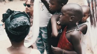 Yerel Afrikalı Aç Çocuk İnsanlar, Zanzibar, Afrika arasında Sokaklarda Gazete Yiyor