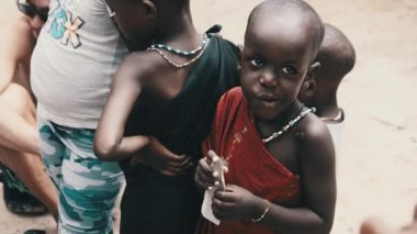Yerel Afrikalı Aç Çocuk İnsanlar, Zanzibar, Afrika arasında Sokaklarda Gazete Yiyor