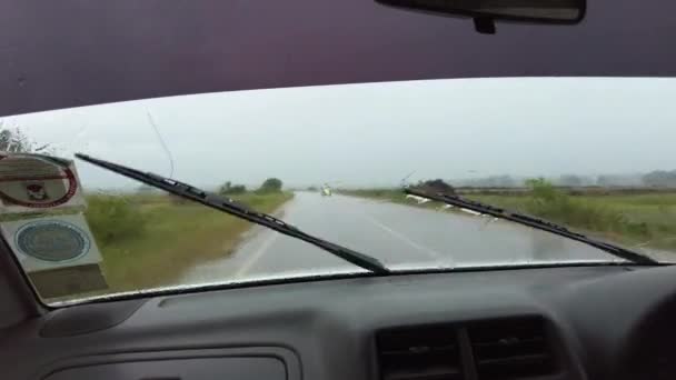 Dirigir em estradas africanas durante a chuva tropical, vista para dentro do carro, Zanzibar — Vídeo de Stock